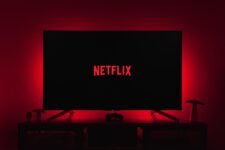 Netflix ofrece hasta 900.000 dólares por un jefe de producto de IA mientras los actores se declaran en huelga de protección